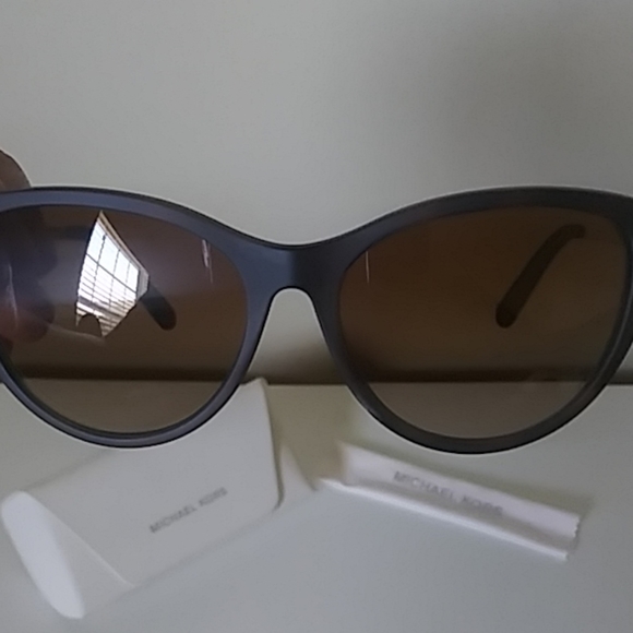 Michael Kors Sunglasses in excellent condition - Picture 4 of 7